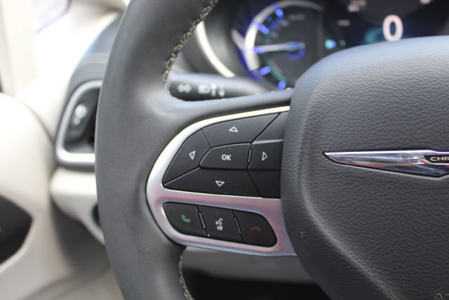 Used 2024 Chrysler Pacifica Limited FWD image 37