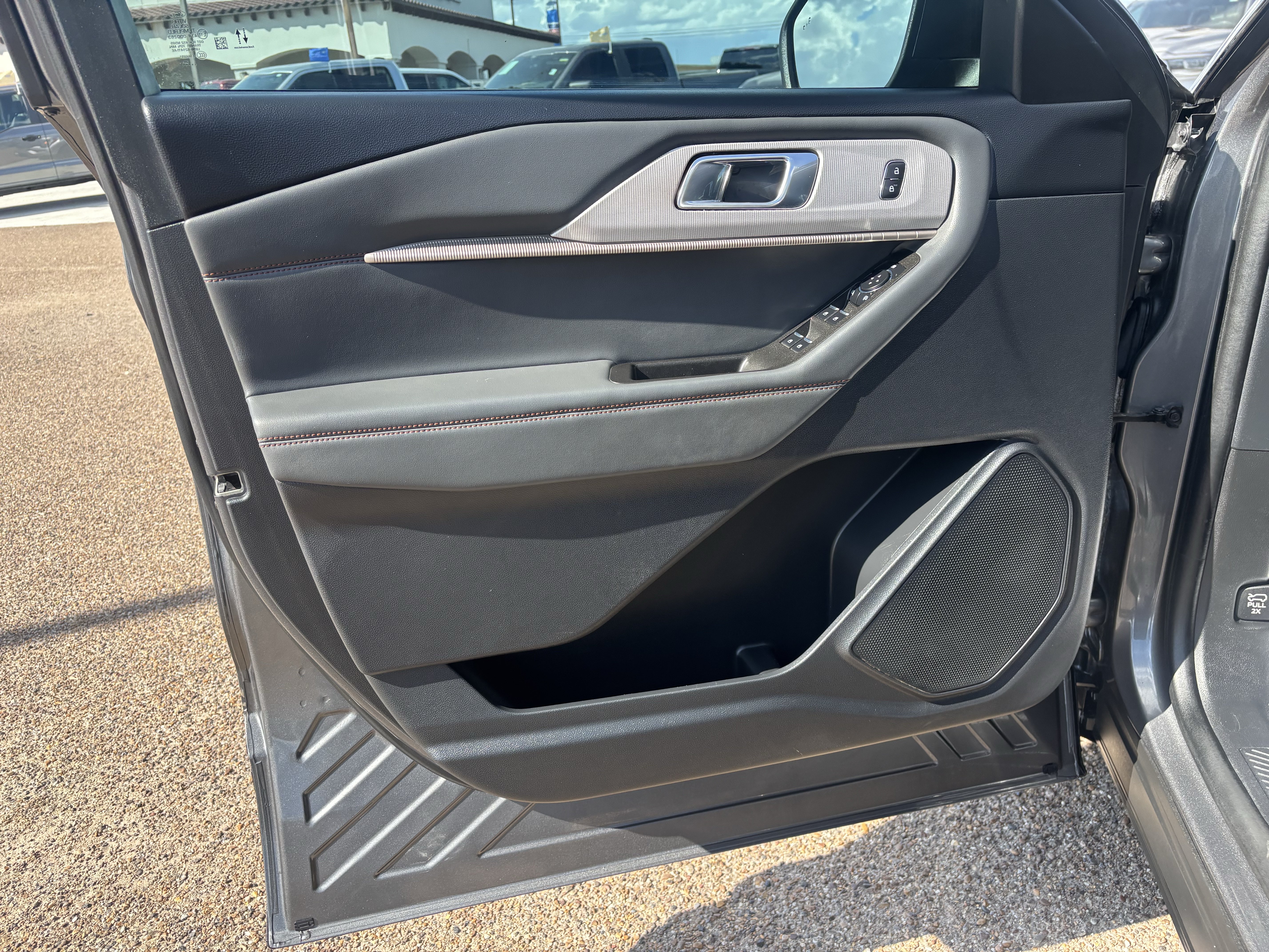Certified 2025 Ford Explorer Active RWD image 9