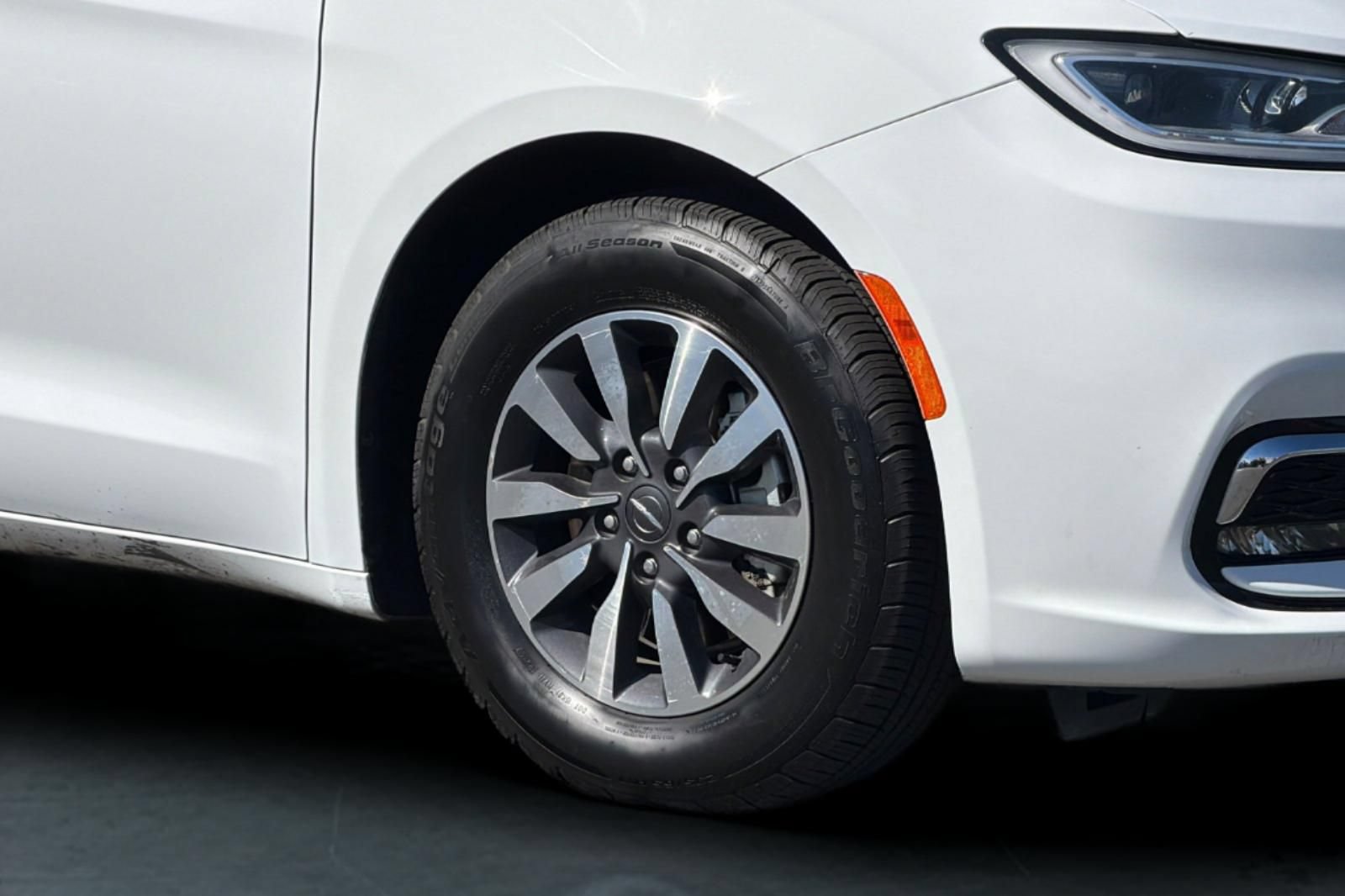 Used 2023 Chrysler Pacifica Touring-L FWD image 32