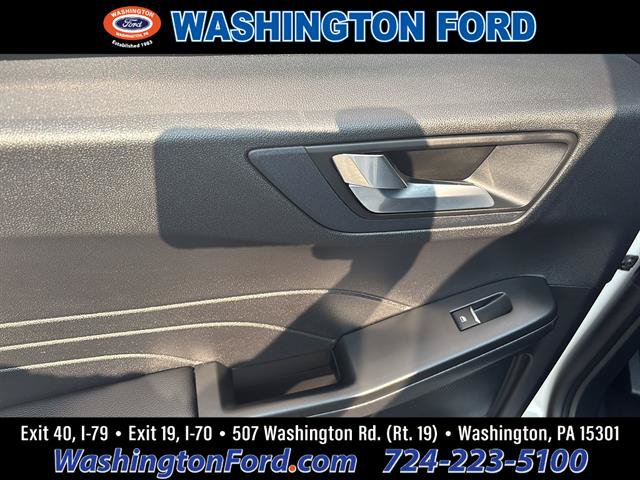 Certified 2022 Ford Escape Titanium AWD/4WD image 17