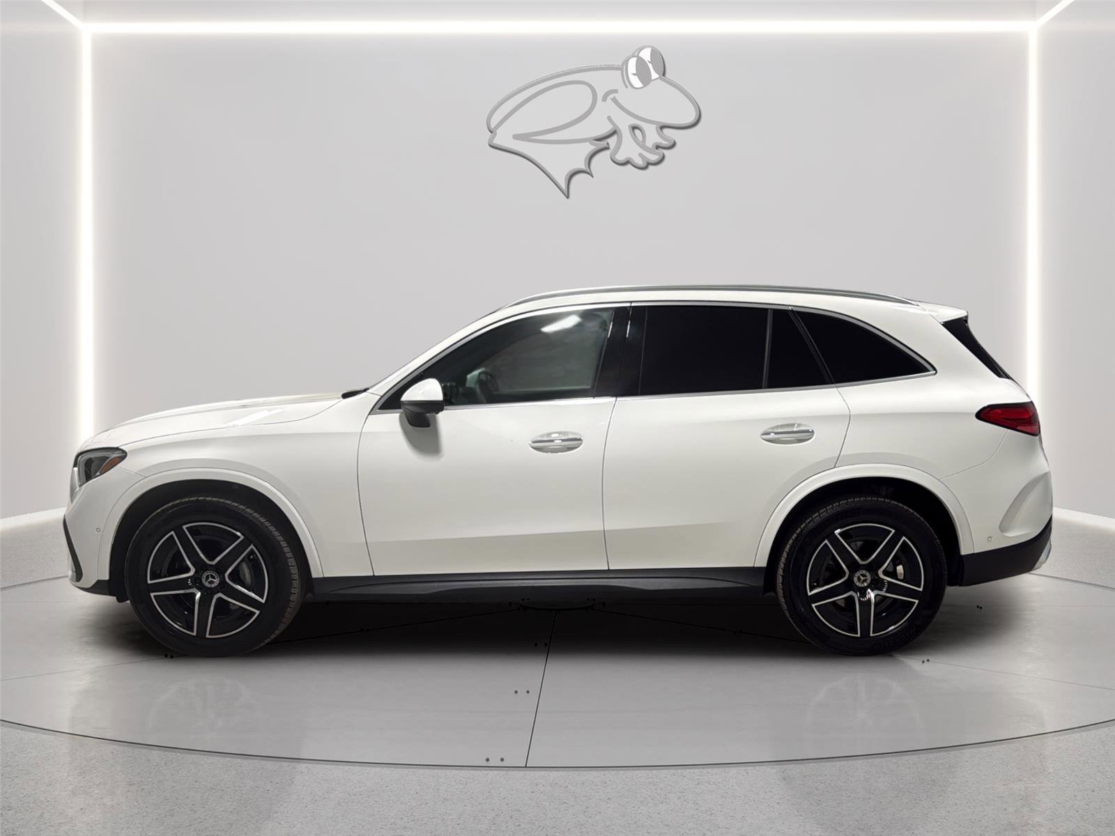 Used 2025 Mercedes-Benz GLC 300 4MATIC image 3