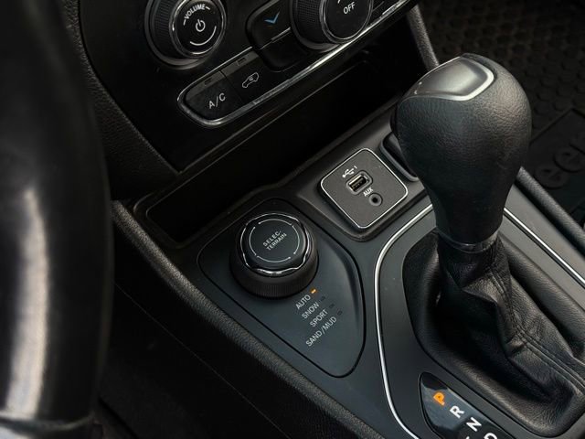 Used 2020 Jeep Cherokee Latitude w/ Cold Weather Group AWD/4WD image 24