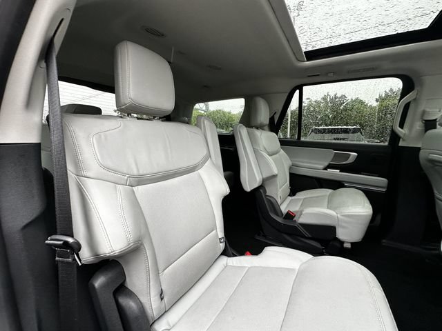 Certified 2025 Ford Expedition Platinum w/ Driver's Package AWD/4WD image 39