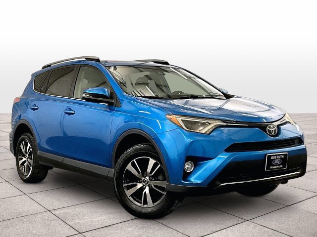 Used 2017 Toyota RAV4 XLE AWD/4WD image 2