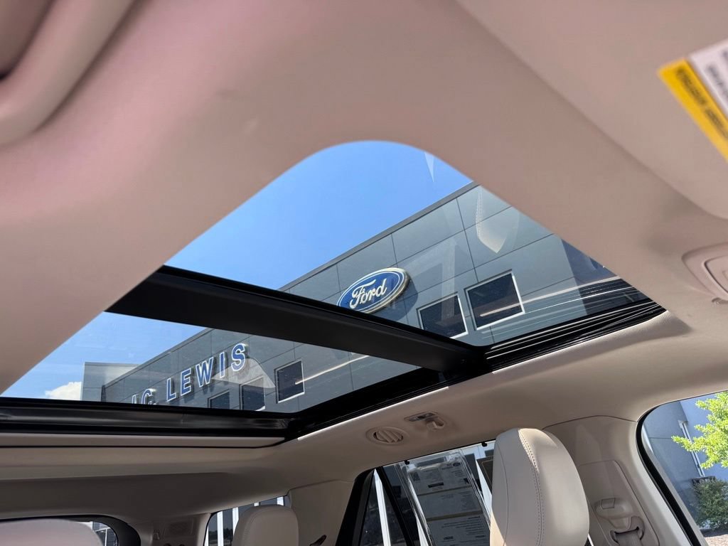 Certified 2023 Ford Explorer Platinum w/ Technology Package AWD/4WD image 24