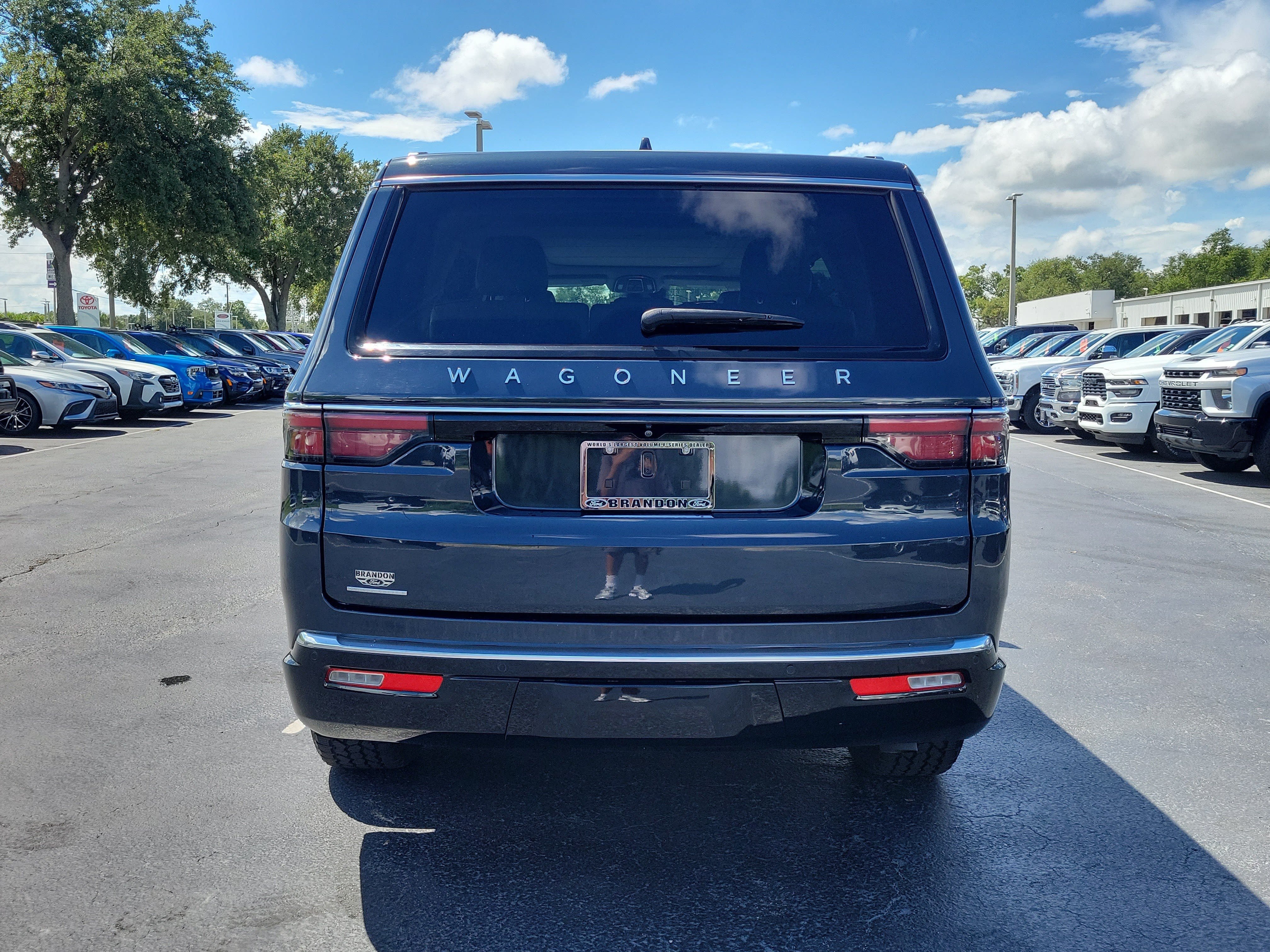 Used 2023 Jeep Wagoneer 4WD w/ Premium Group I image 8