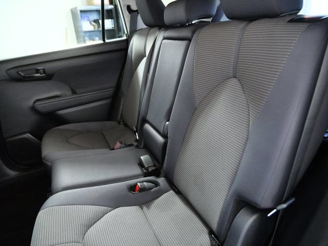 Used 2024 Toyota Highlander LE AWD/4WD image 14