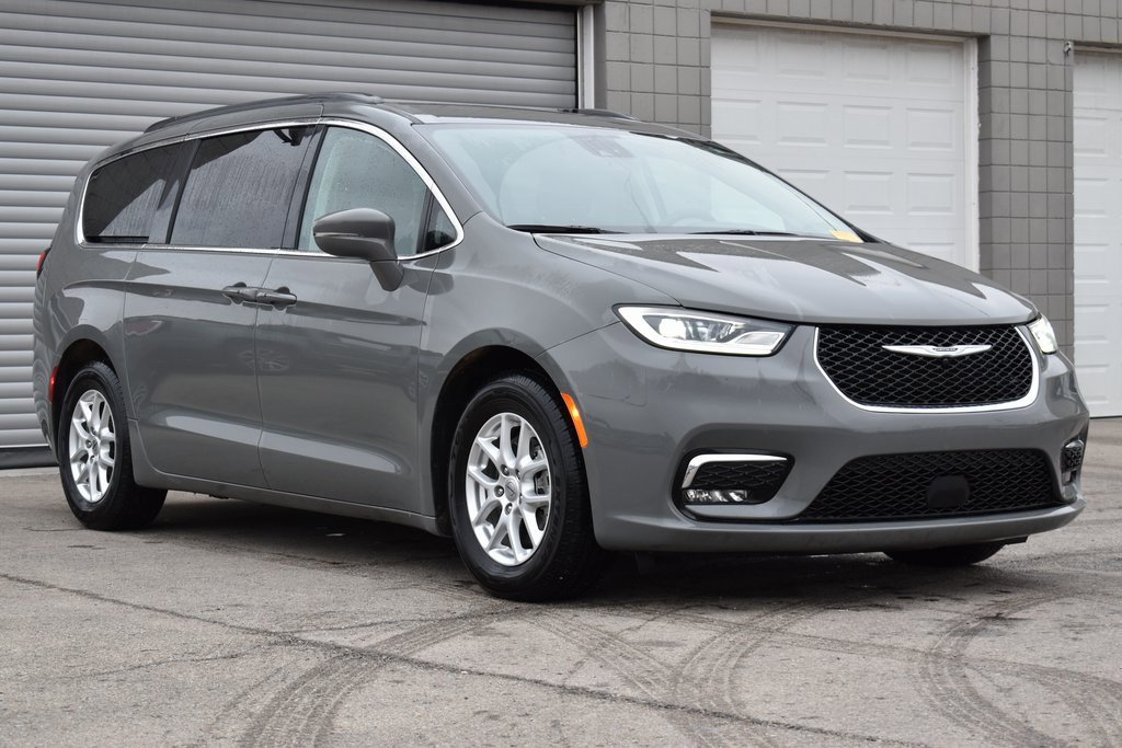 Used 2022 Chrysler Pacifica Touring-L image 3