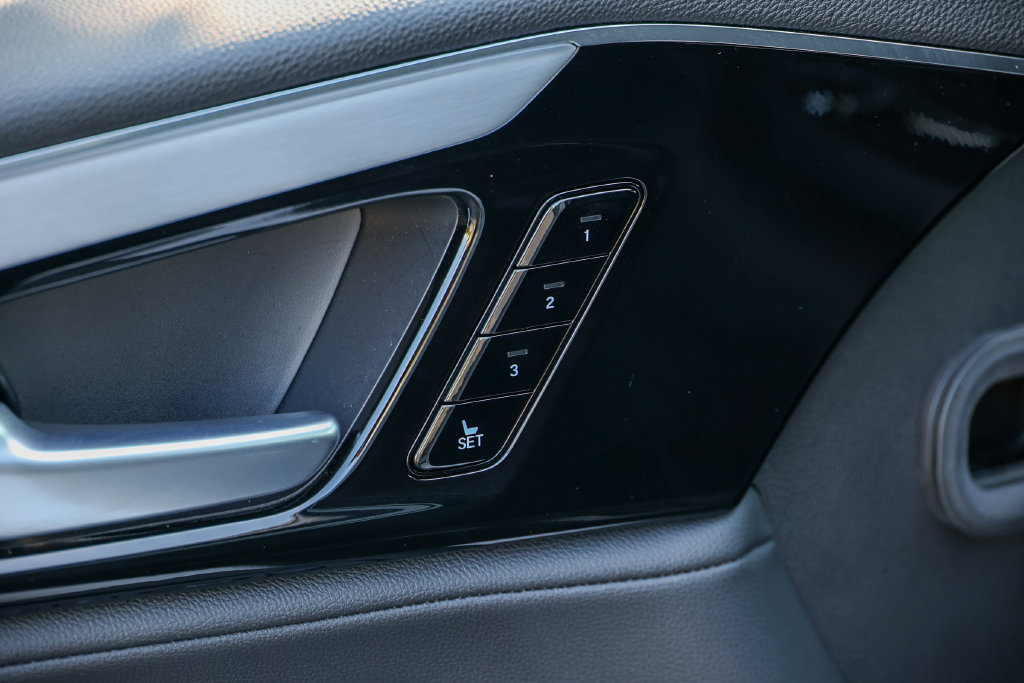Used 2025 Acura MDX SH-AWD image 5