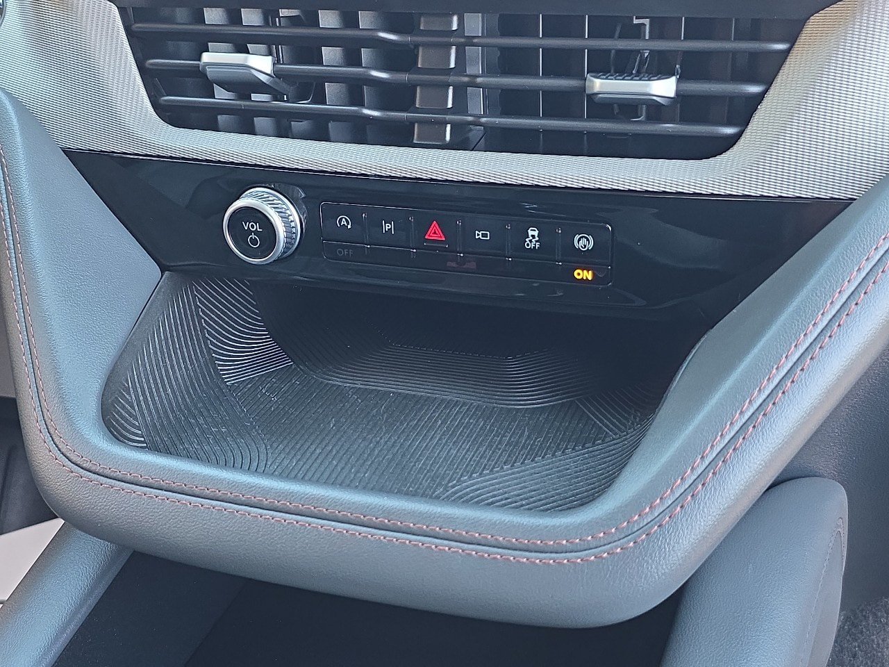Certified 2025 Ford Explorer Active w/ Active Comfort Package RWD image 5