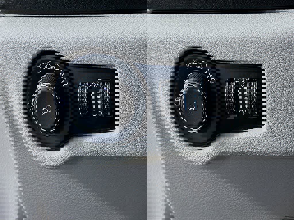 Used 2024 Chrysler Pacifica Touring-L image 27