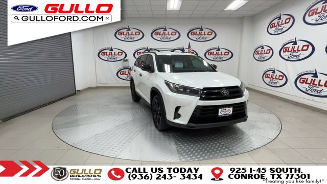 Used 2019 Toyota Highlander SE w/ Nightshade Edition FWD image 4