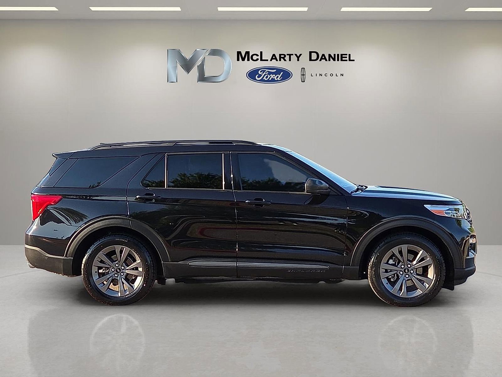 Certified 2021 Ford Explorer XLT w/ Equipment Group 202A image 6