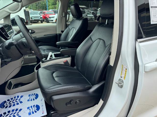Used 2024 Chrysler Pacifica Touring-L image 13