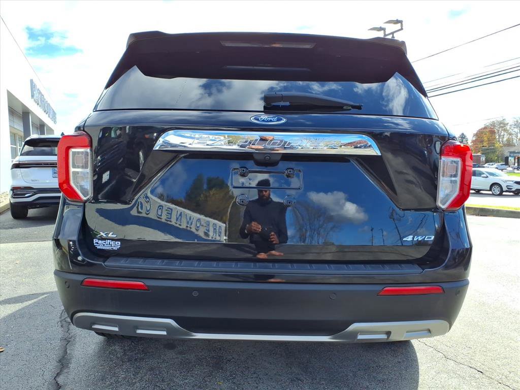Certified 2022 Ford Explorer XLT w/ Equipment Group 202A image 4