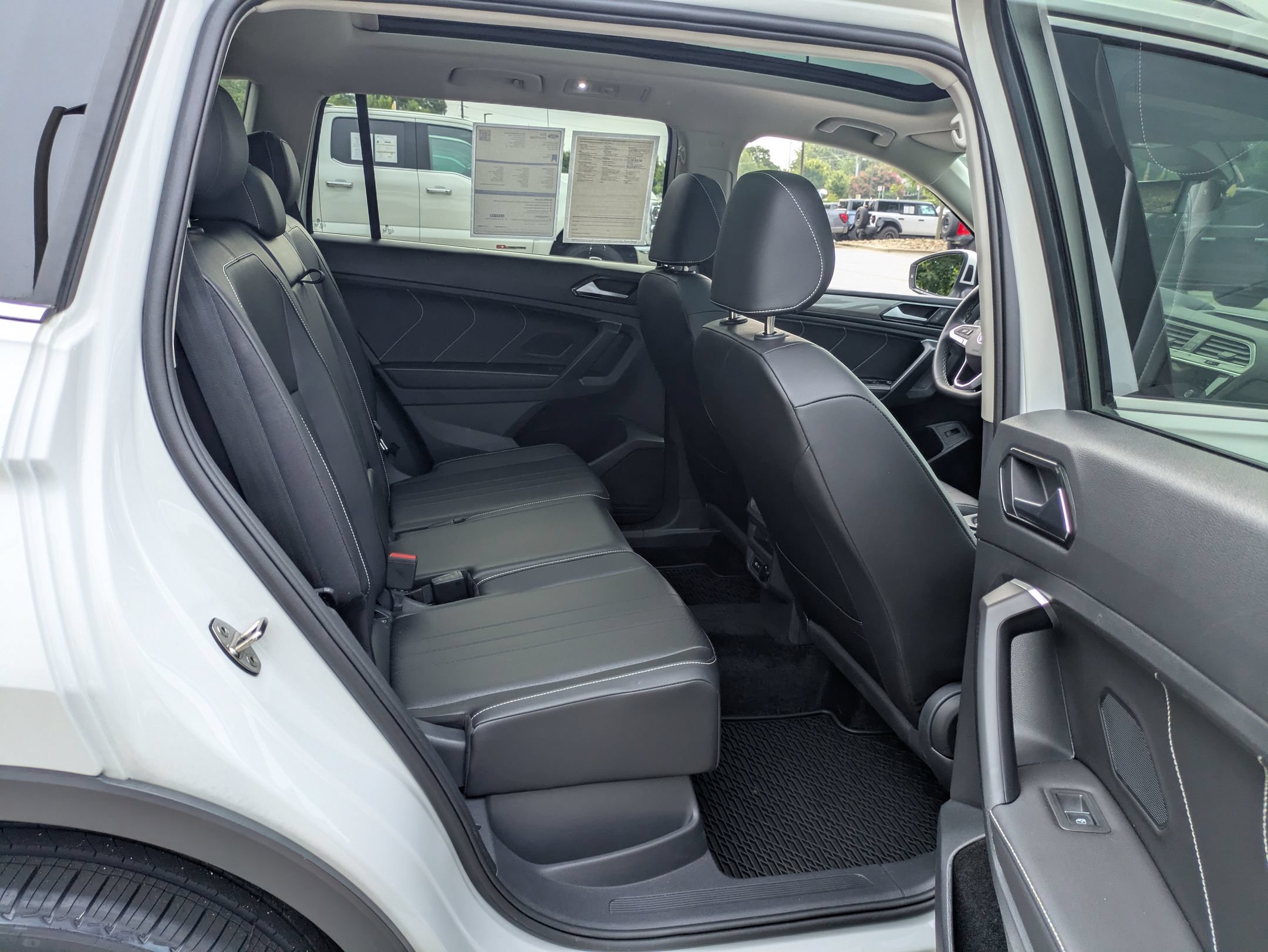 Used 2024 Volkswagen Tiguan SE w/ Panoramic Sunroof Package AWD/4WD image 36