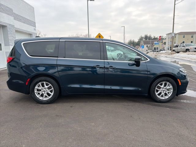 Used 2023 Chrysler Pacifica Touring-L image 3