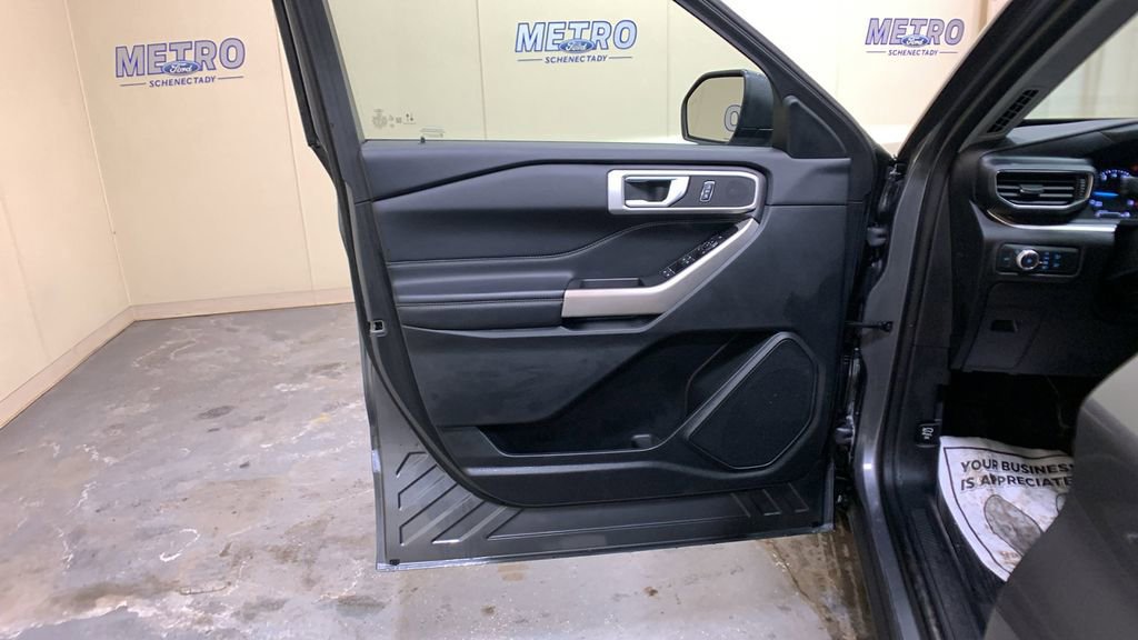 Certified 2022 Ford Explorer XLT w/ Equipment Group 202A image 30