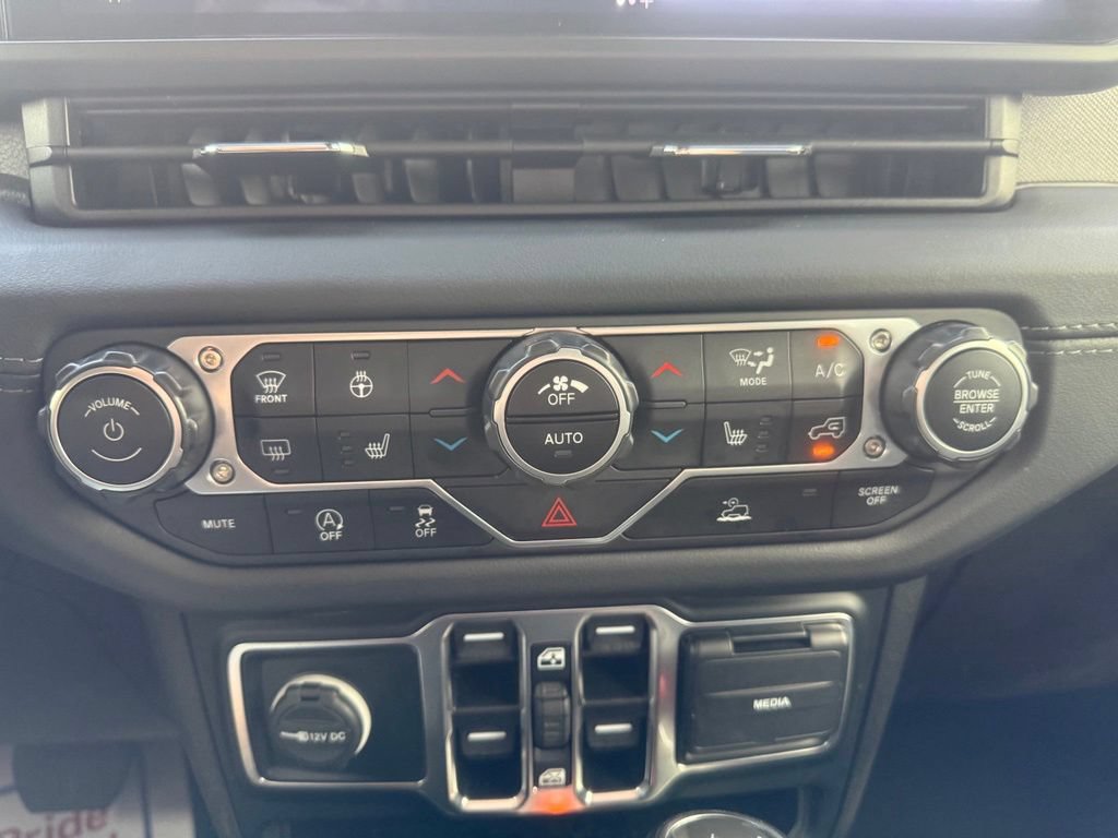 Used 2024 Jeep Wrangler Unlimited Sahara AWD/4WD image 31