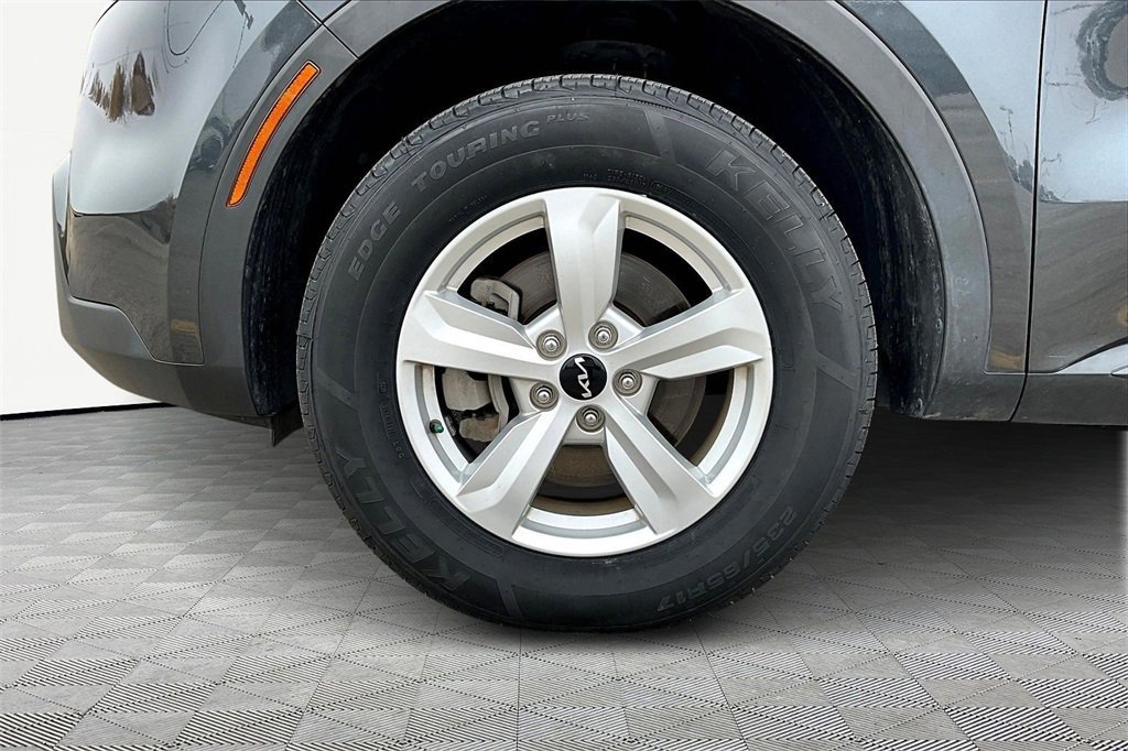 Used 2023 Kia Sorento LX image 11