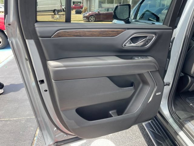 Used 2024 Chevrolet Suburban Premier w/ Premium Package RWD image 17