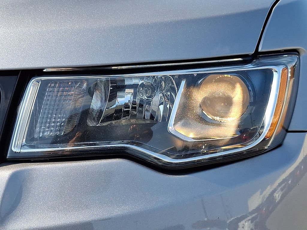 Used 2019 Jeep Grand Cherokee Laredo AWD/4WD image 9