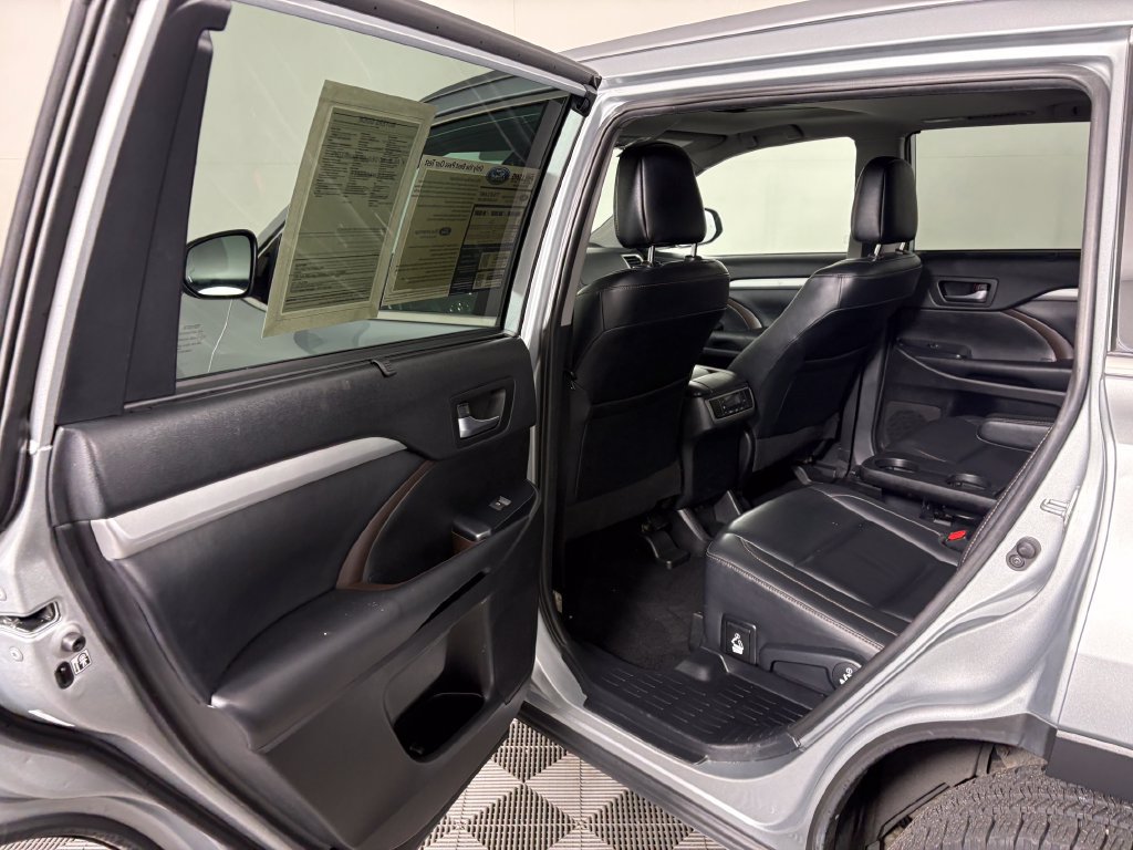 Used 2019 Toyota Highlander XLE FWD image 28