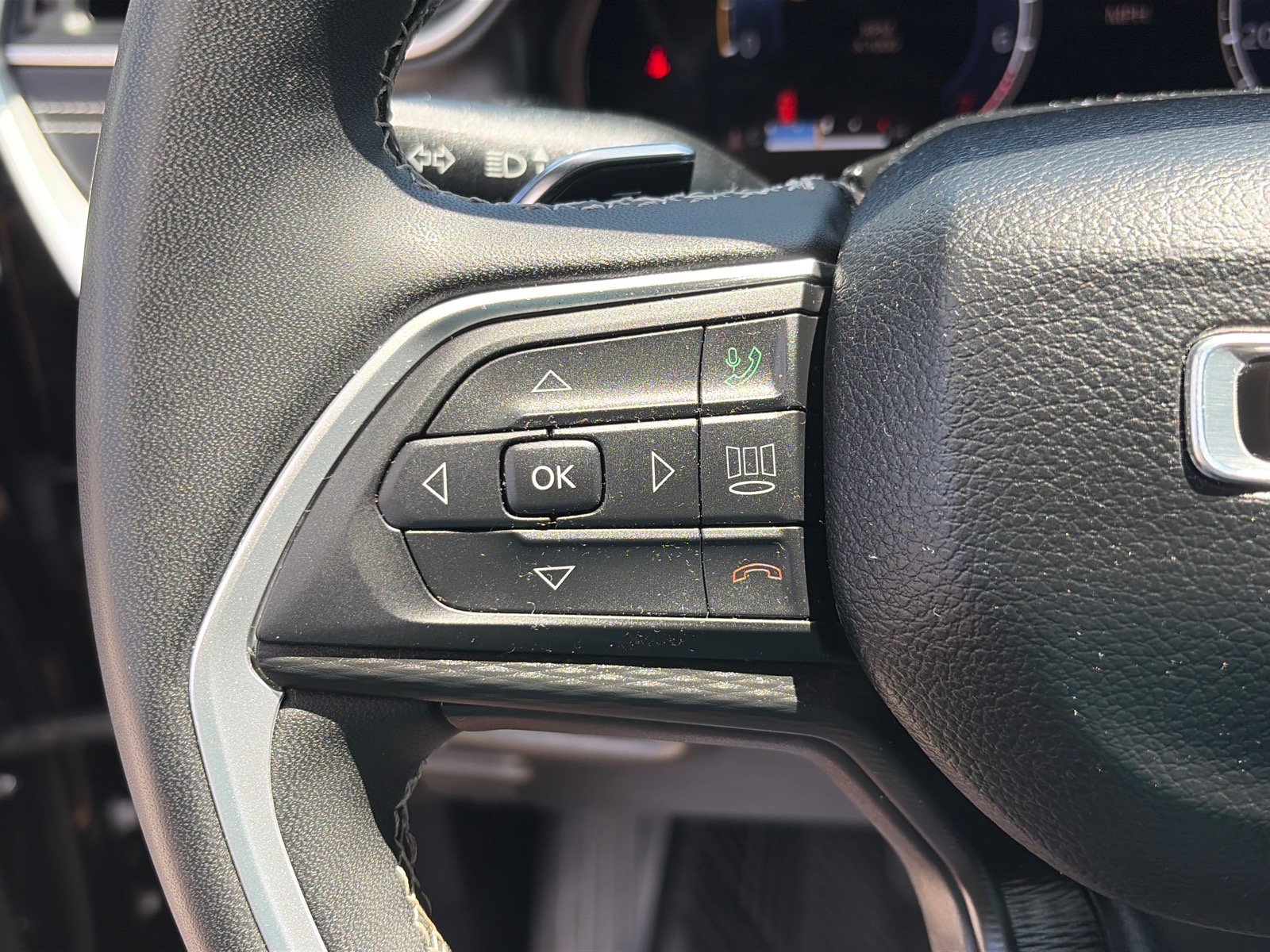 Used 2023 Jeep Grand Cherokee Altitude AWD/4WD image 16