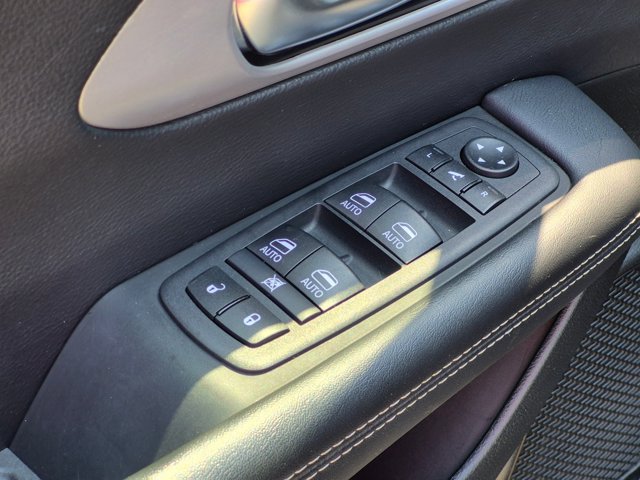 Used 2025 Chrysler Pacifica Limited FWD image 14