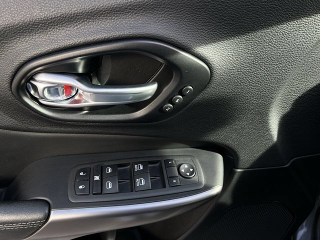 Used 2022 Jeep Cherokee Limited w/ Elite Package AWD/4WD image 12