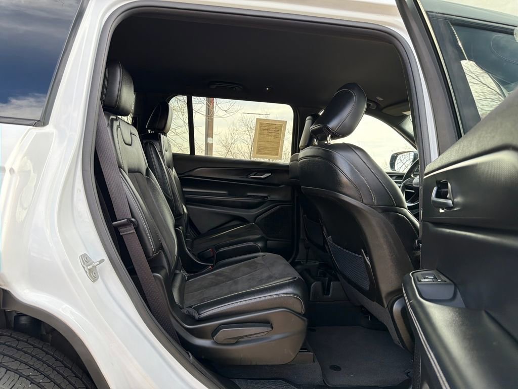 Used 2023 Jeep Grand Cherokee L Laredo image 29