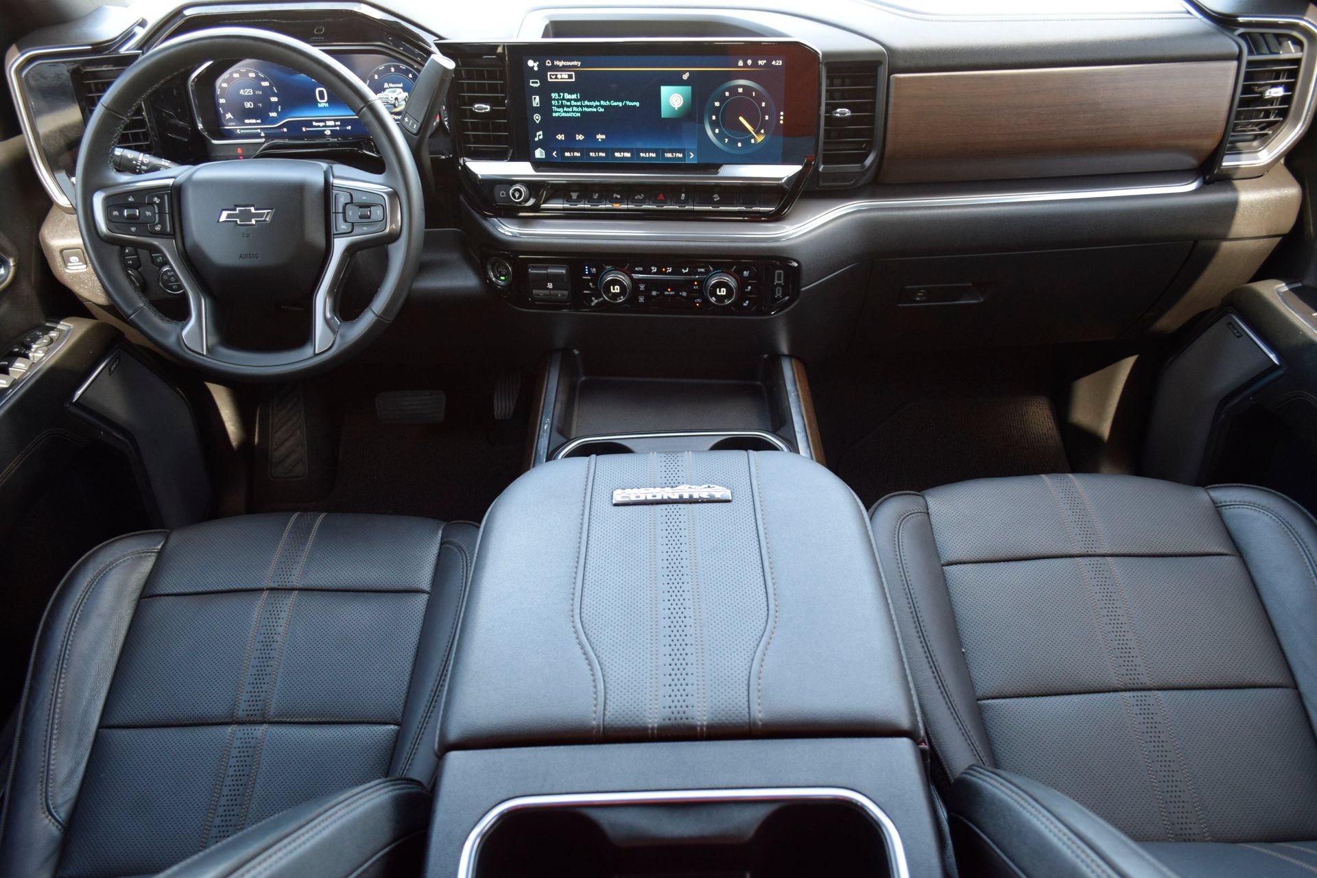 Used 2024 Chevrolet Silverado 2500 High Country w/ Midnight Edition AWD/4WD image 6