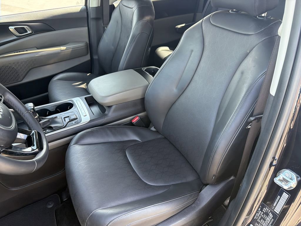 Used 2025 Kia Carnival FWD image 19