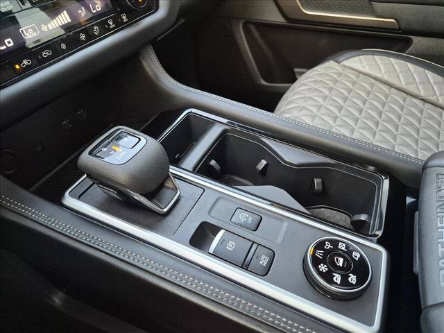 Used 2025 Nissan Pathfinder Platinum AWD/4WD image 11