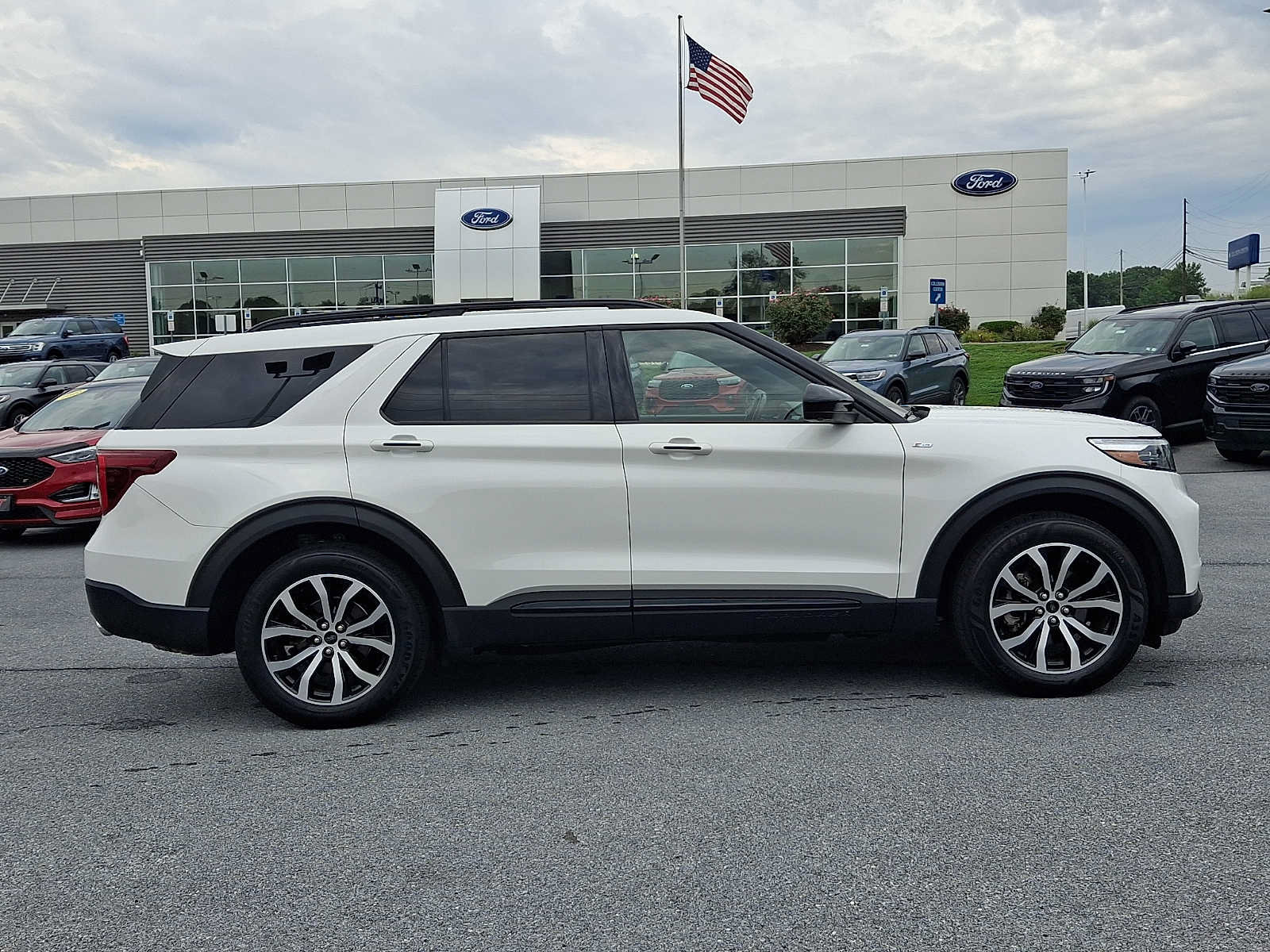 Certified 2022 Ford Explorer ST-Line w/ Class IV Trailer Tow Package AWD/4WD image 7