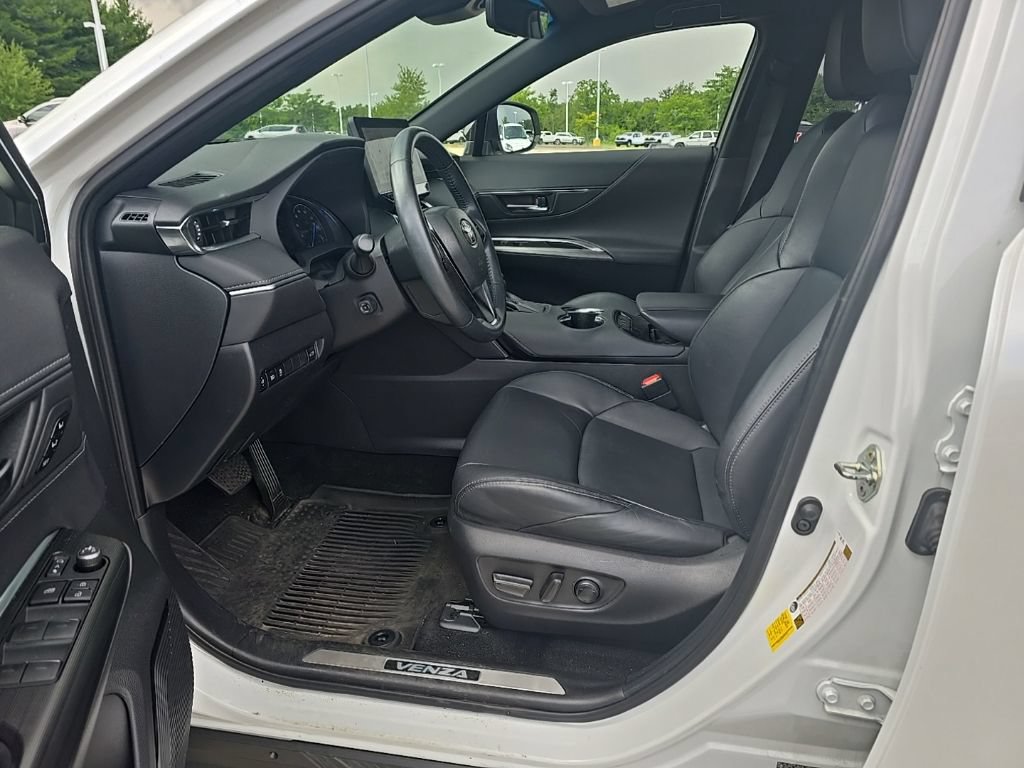 Used 2024 Toyota Venza Nightshade AWD/4WD image 3