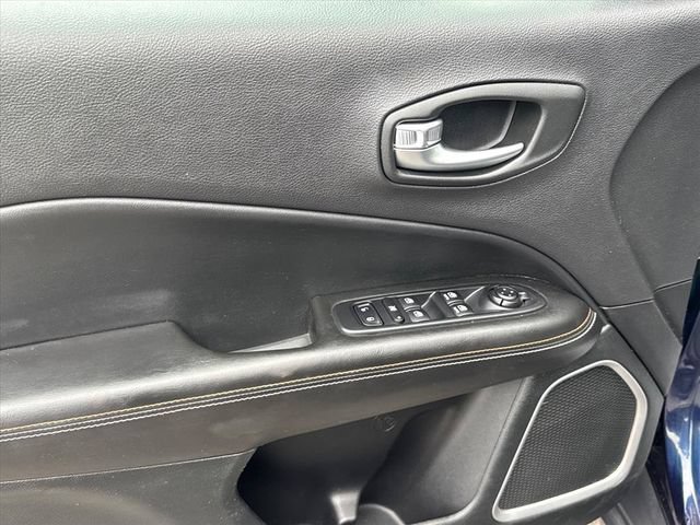 Used 2018 Jeep Compass Latitude w/ Cold Weather Group AWD/4WD image 12