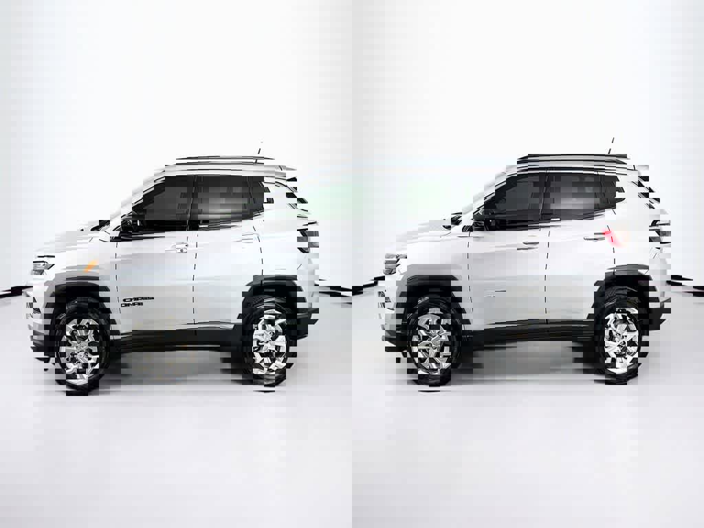 Used 2024 Jeep Compass Latitude image 3