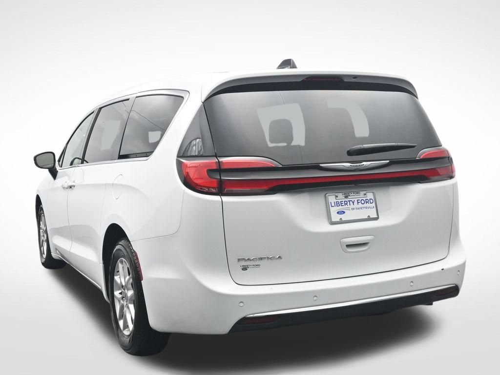 Used 2024 Chrysler Pacifica Touring-L FWD image 9