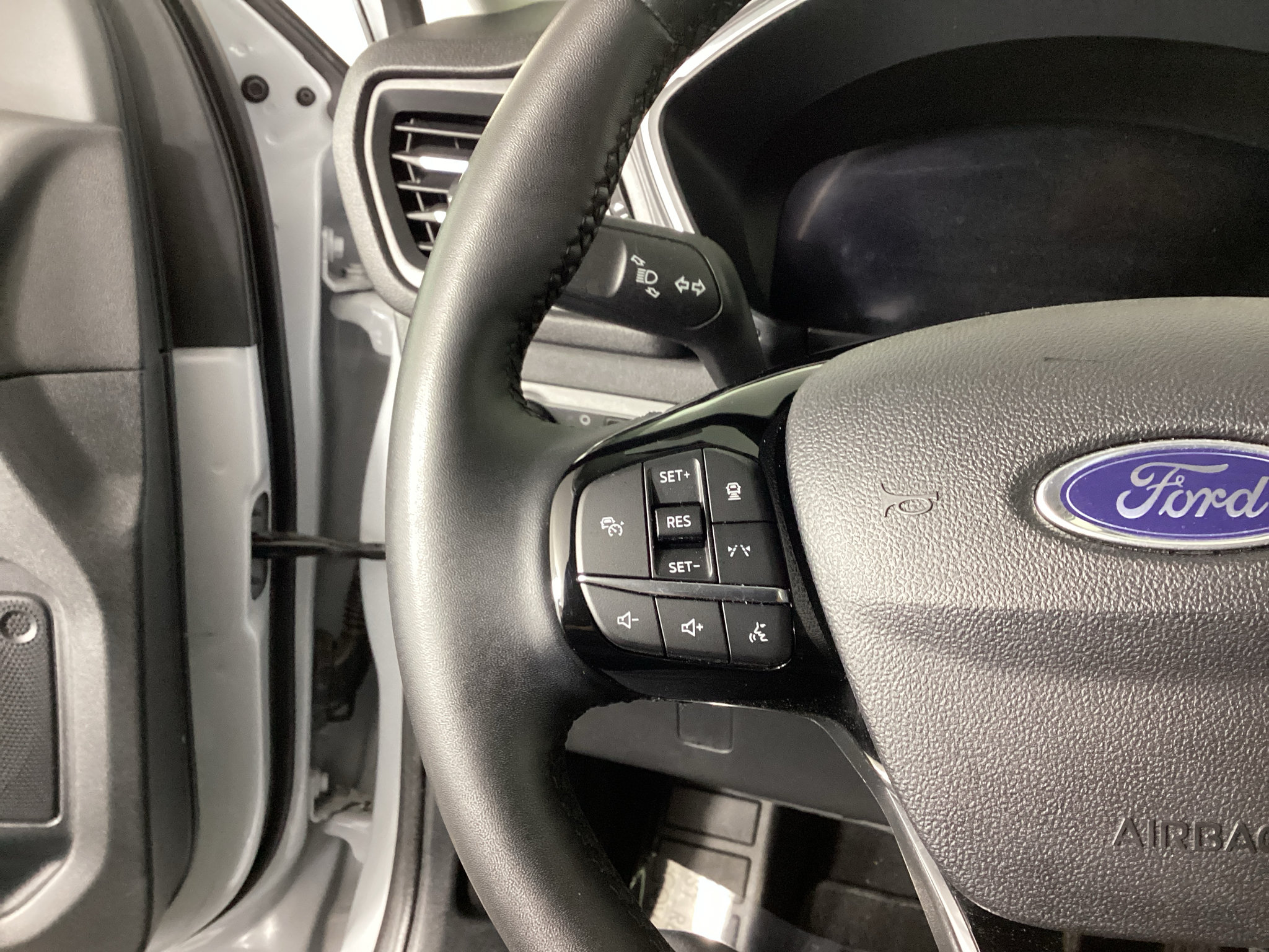 Certified 2025 Ford Escape Platinum AWD/4WD image 30