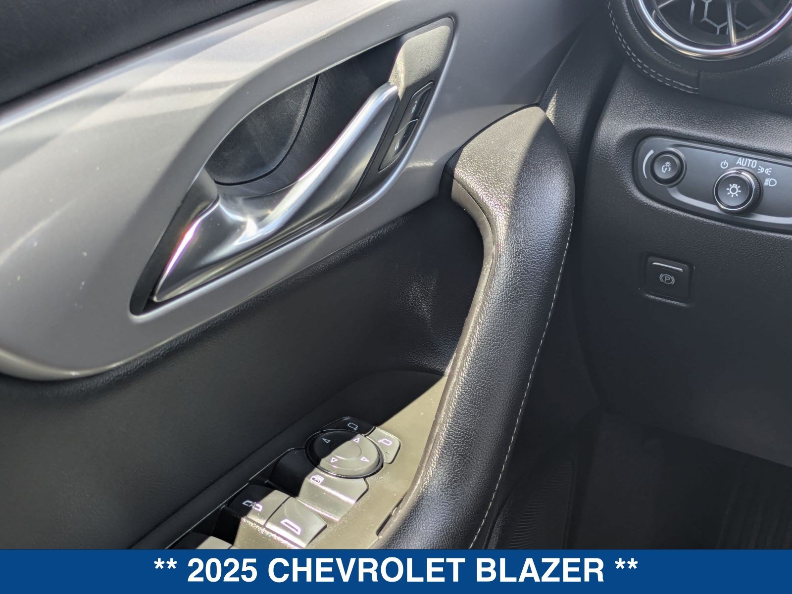 Used 2025 Chevrolet Blazer LT FWD image 24