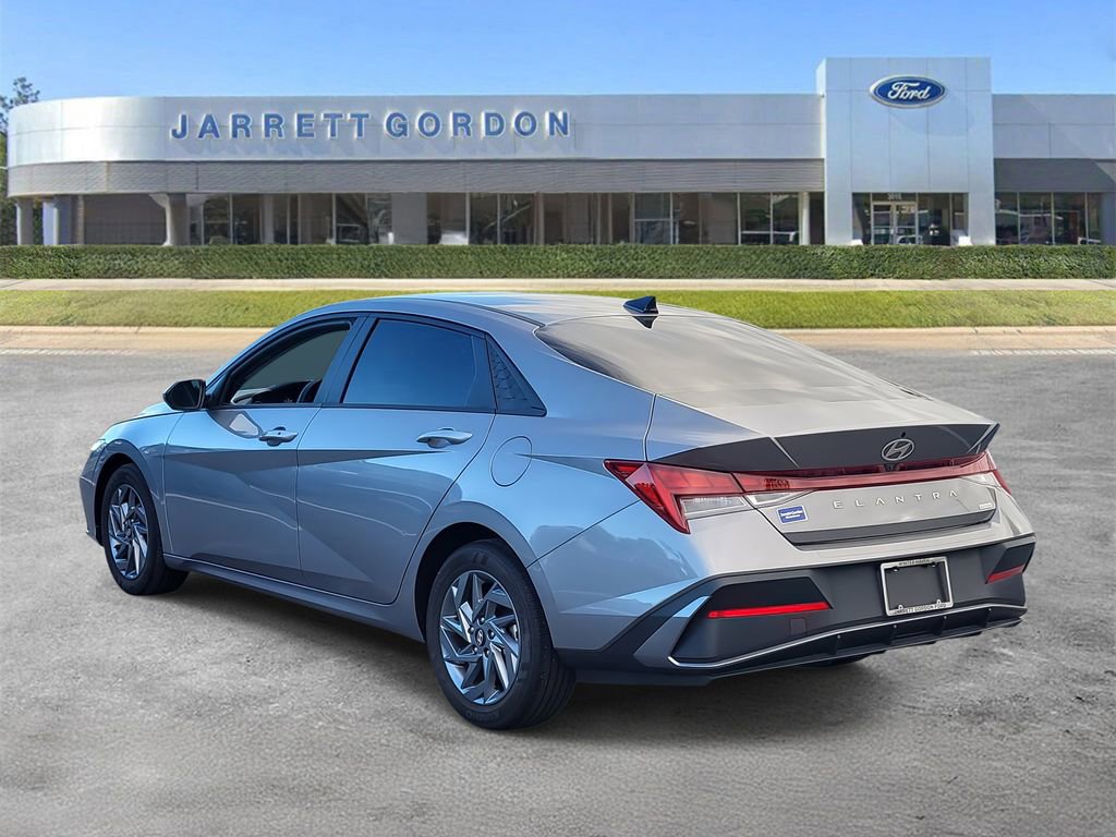 Used 2024 Hyundai Elantra Blue image 2