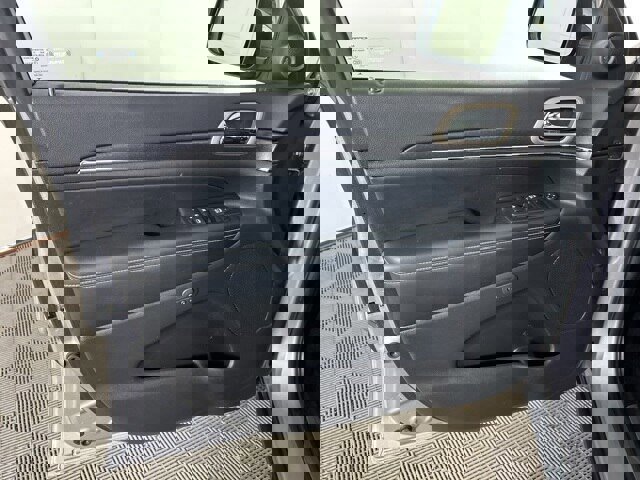 Used 2017 Jeep Grand Cherokee Limited w/ Luxury Group II image 8