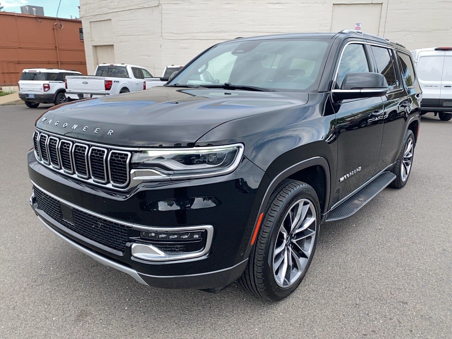 Used 2022 Jeep Wagoneer Series II w/ Premium Group I AWD/4WD image 2