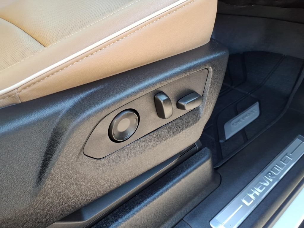 Used 2024 Chevrolet Suburban Premier AWD/4WD image 6