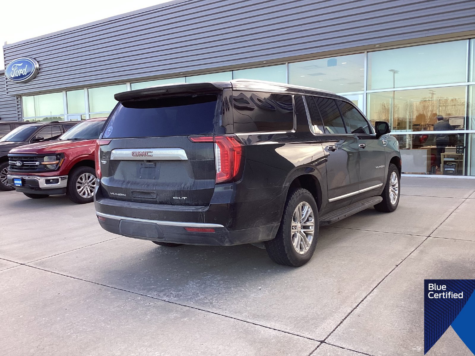 Used 2023 GMC Yukon XL SLT w/ SLT Premium Package AWD/4WD image 3