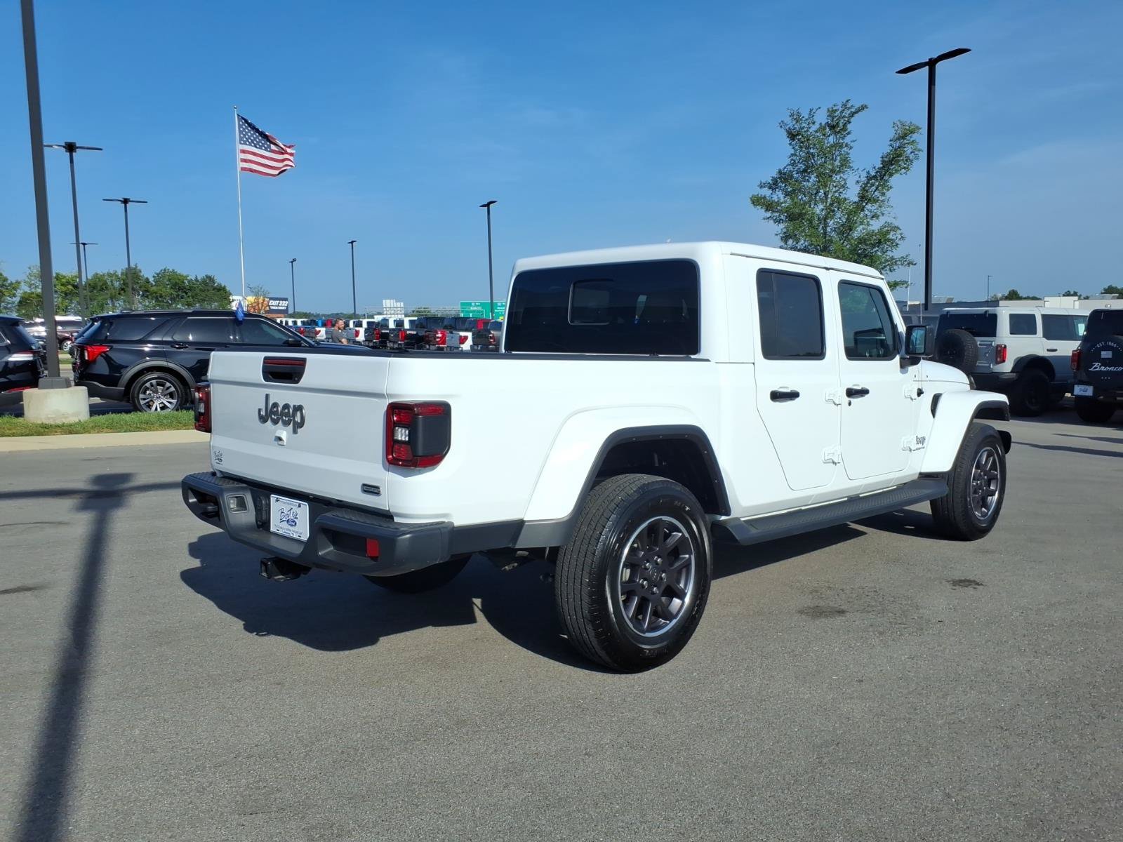 Used 2022 Jeep Gladiator Overland w/ LED Lighting Group AWD/4WD image 3