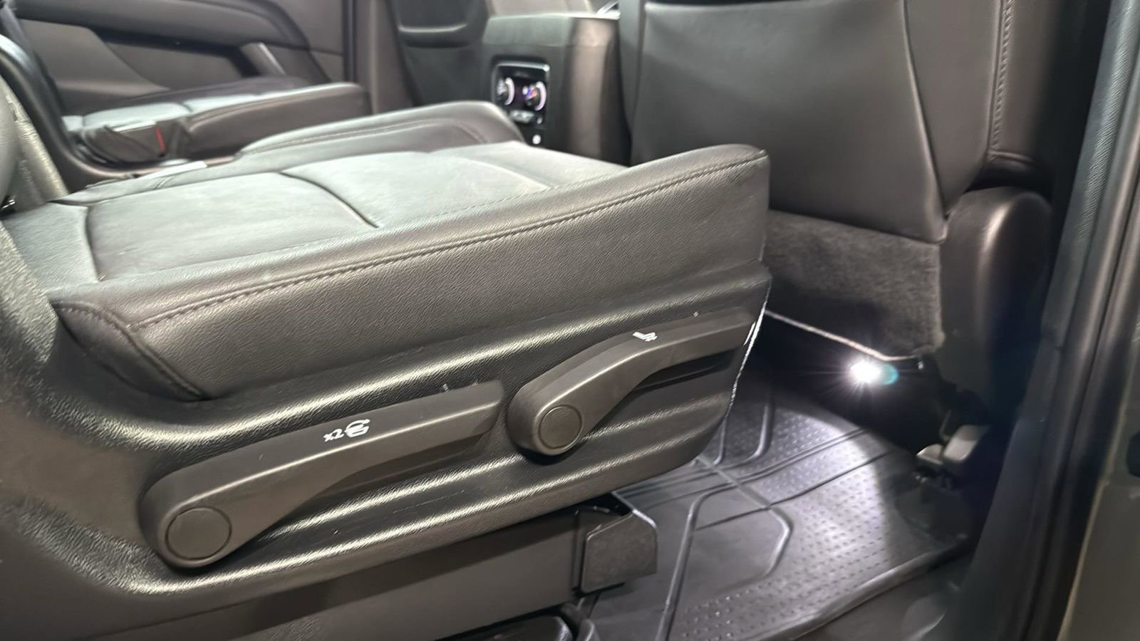 Used 2023 Chevrolet Suburban Z71 w/ Luxury Package image 27