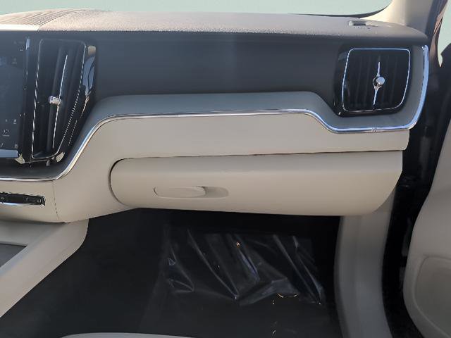 Used 2023 Volvo XC60 B5 Plus image 25