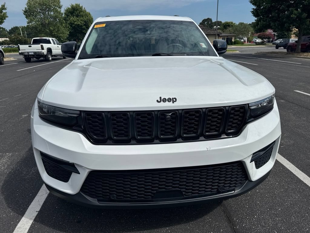 Used 2023 Jeep Grand Cherokee Limited w/ Luxury Tech Group II AWD/4WD image 3